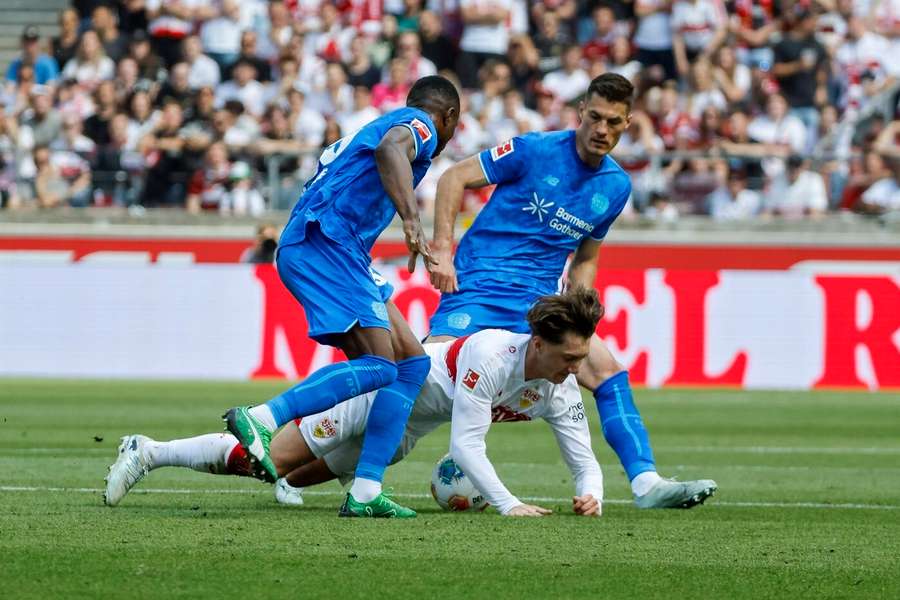 Schick (vpravo) se proti Stuttgartu neprosadil.