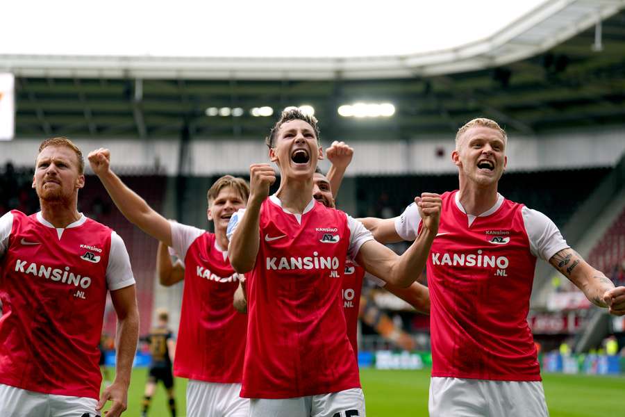 Ruben van Bommel en AZ vieren de 3-0 van Van Bommel