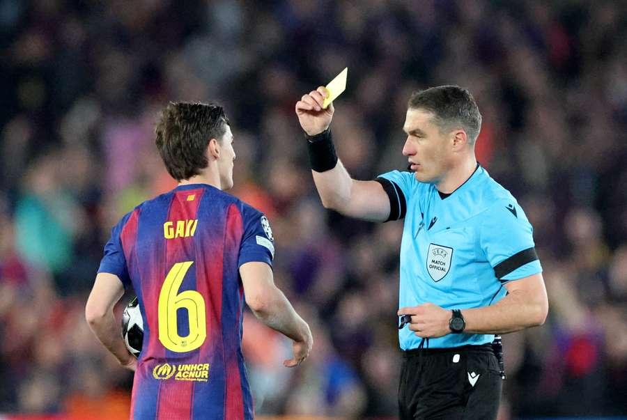 Kovács le enseña una amarilla a Gavi