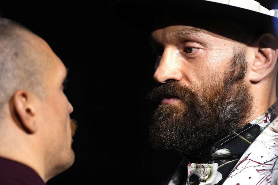 Tyson Fury (r.) im Blickduell mit Usyk