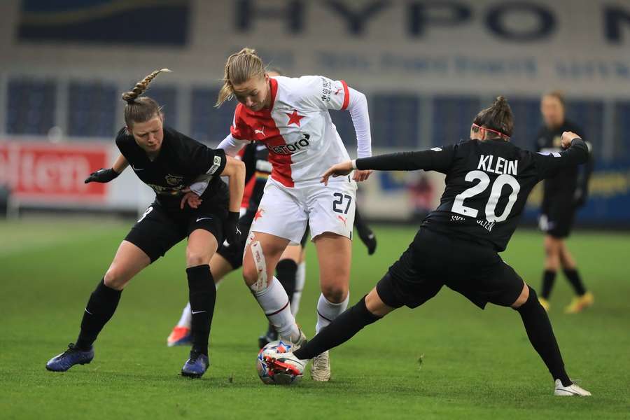 Tereza Kozarova v obležení soupeřek v zápase na hřišti St. Pöltenu.