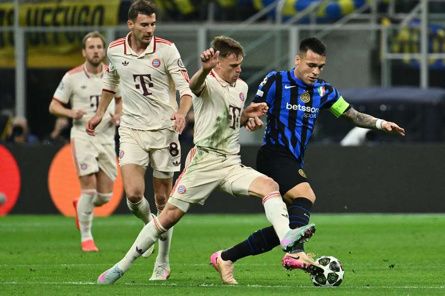 Kimmich (M.) im Zweikampf mit Inters Lautaro Martinez