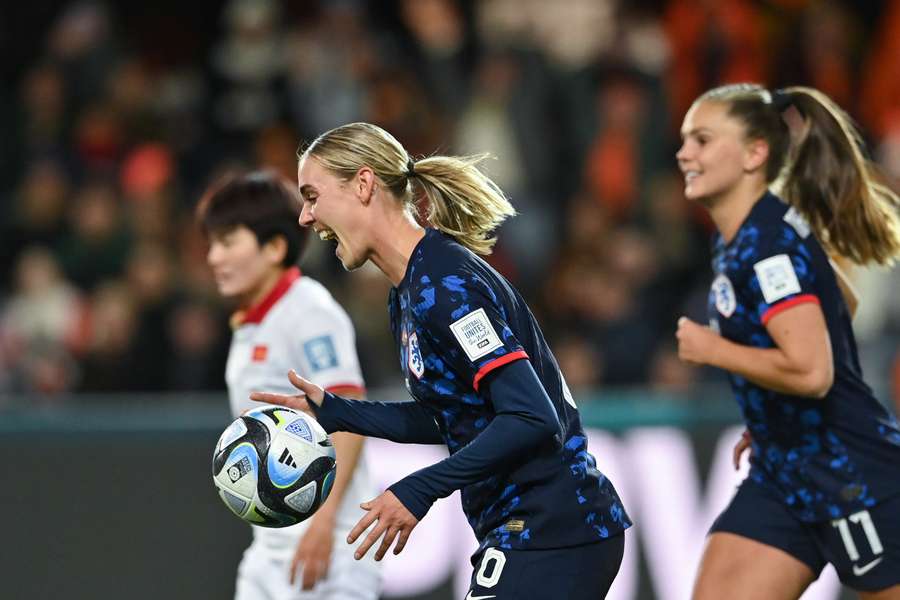 Jill Roord (l.) bejubelt ihren Treffer für die Niederlande gegen Vietnam.