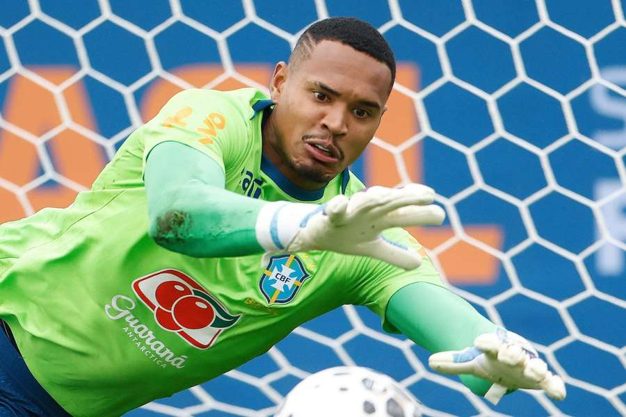 John foi convocado para a vaga de Hugo Souza na Seleção John foi convocado para a vaga de Hugo Souza na Seleção