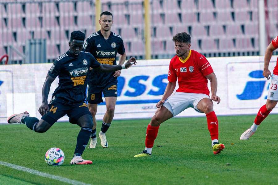 Camara (à esquerda) no último jogo, contra o Zbrojovka Brno