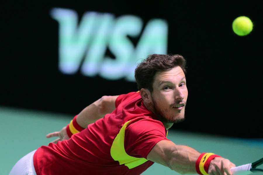 Carreño intenta devolver un golpeo de Berrettini Carreño intenta devolver un golpeo de Berrettini