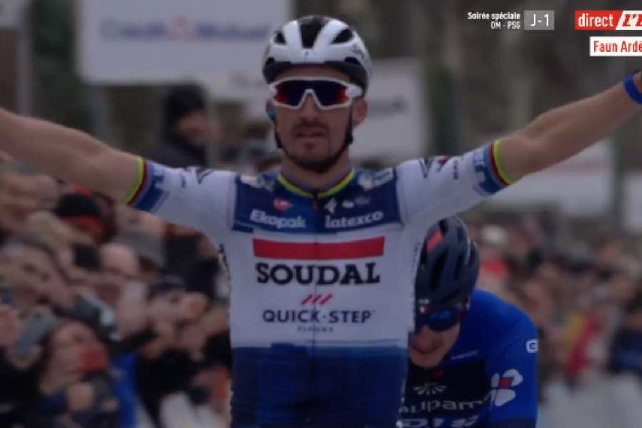 Julian Alaphilippe frappe d'entrée