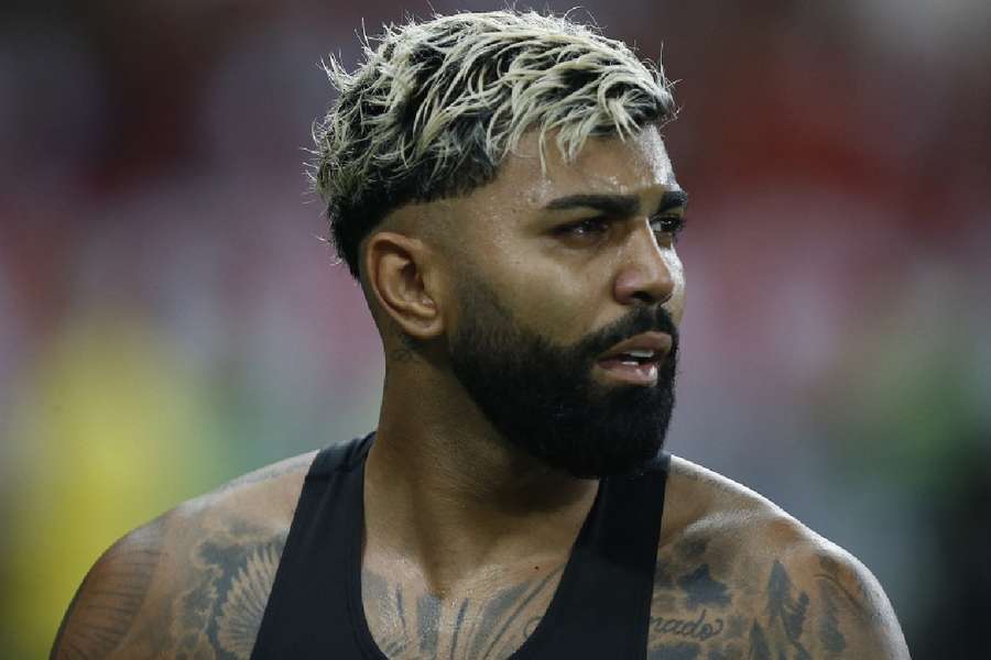 Gabigol foi punido pela diretoria do Fla por vestir camisa do Corinthians