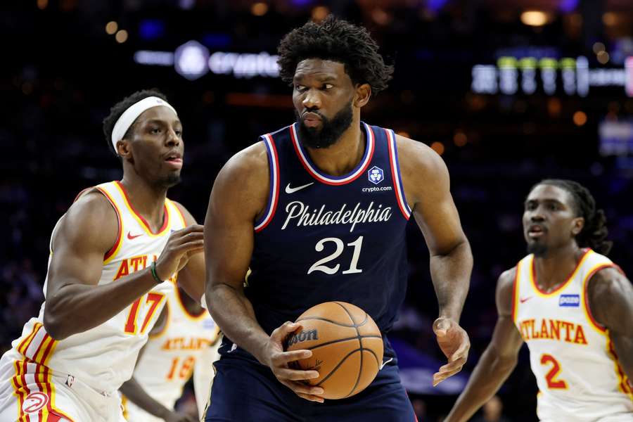Joel Embiid jugó ante los Hawks estando en la lista de no disponibles de los Sixers