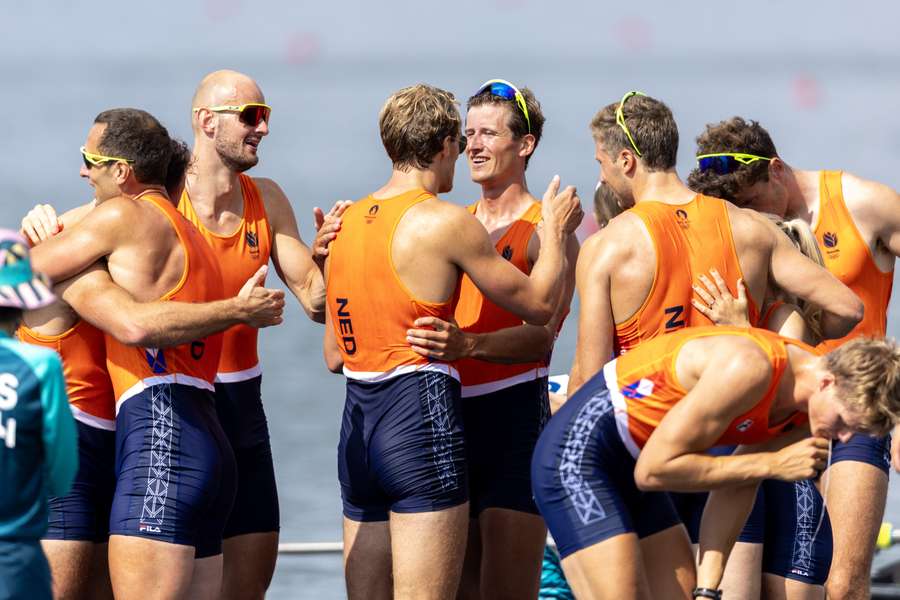 Nederlandse mannen acht verrast met zilver bij olympisch roeitoernooi in Parijs