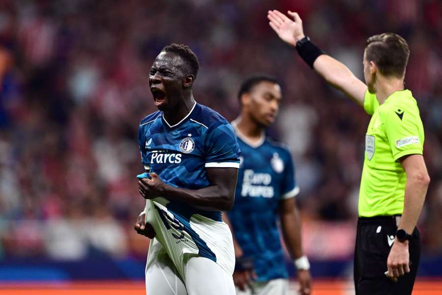 Yankuba Minteh kwam ook in de uitwedstrijd in Madrid in actie Yankuba Minteh kwam ook in de uitwedstrijd in Madrid in actie