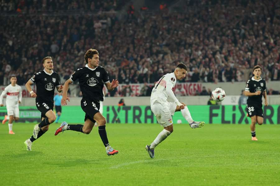 Bouanani, definiendo en su gol