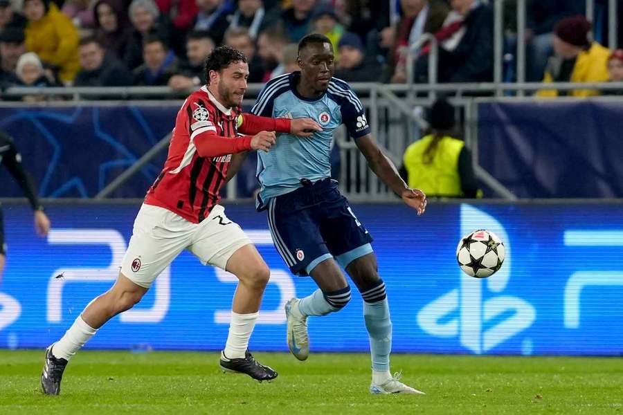 W wyjściowym składzie Slovana przeciwko AC Milan znalazł się Idjessi Metsoko (z prawej), który jest wypożyczony do mistrza Słowacji z Pilzna.