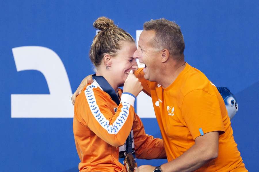 Tes Schouten en coach Mark Faber vieren de overwinning