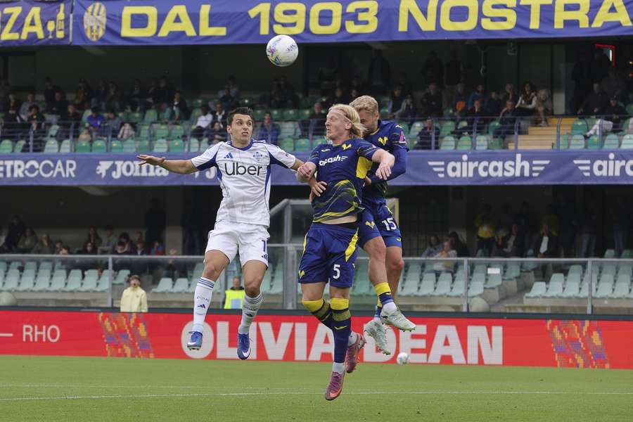 Douvikas vence o duelo físico com Edmundsson antes do golo da vitória