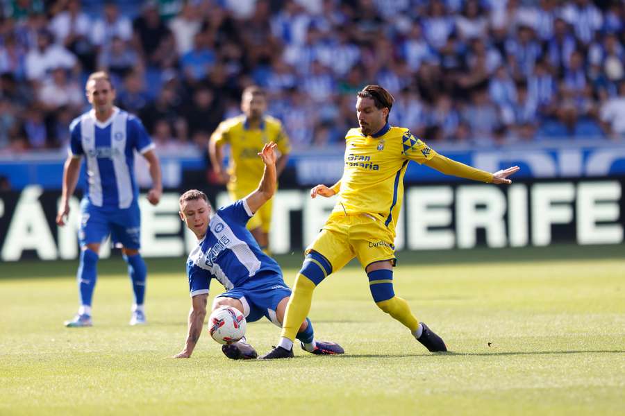 Campaña pelea por el balón con un futbolista del Alavés.