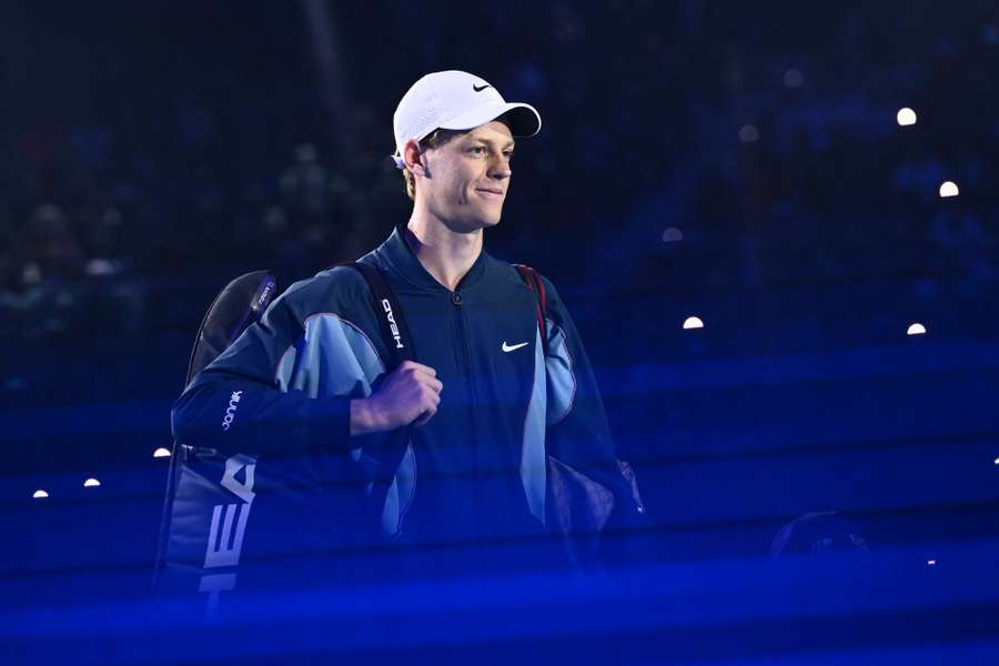 Jannik Sinner postoupil do semifinále bez ztráty setu.