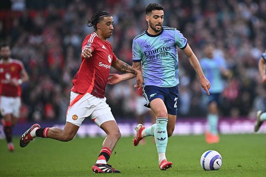 Mikel Merino au duel avec Leny Yoro lors de Manchester United-Arsenal (1-1), le 9 mars 2025.