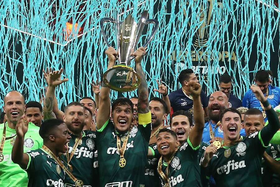 Palmeiras ergue a taça de campeão da Supercopa do Brasil