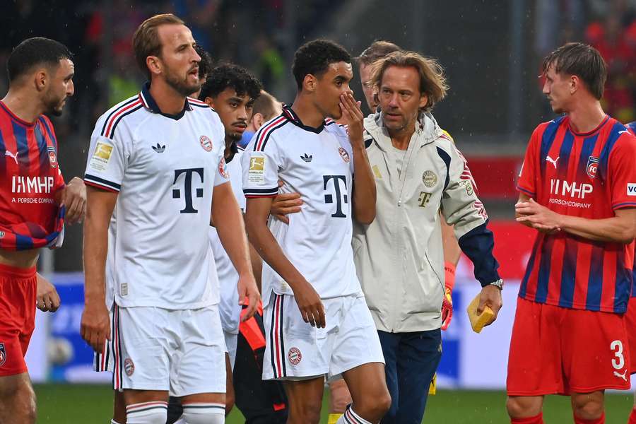 Die Sorgen bei Jamal Musiala überlappen sich mit dem Super Cup. Die Sorgen bei Jamal Musiala überlappen sich mit dem Super Cup.