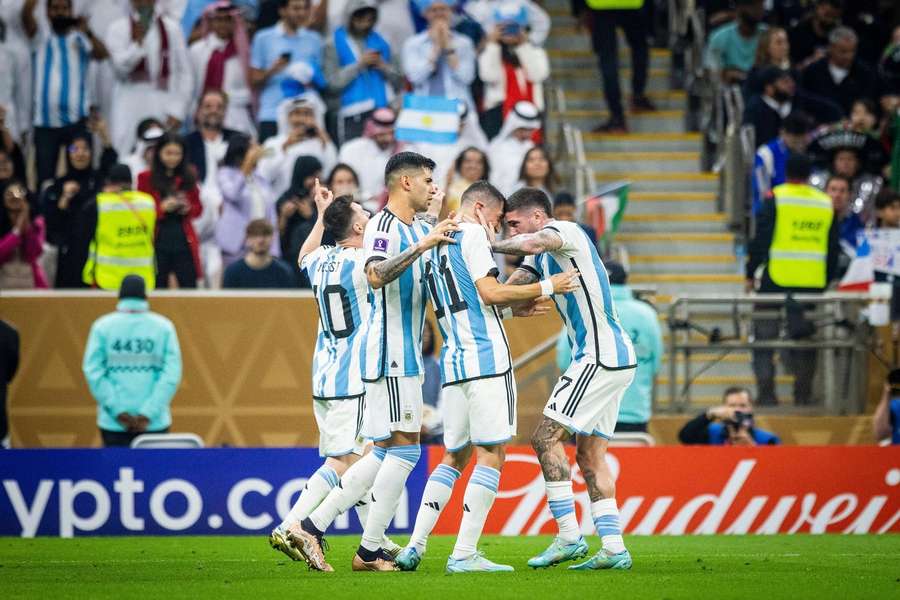 Argentinienii sărbătoresc golul lui Di Maria în finala Cupei Mondiale contra Franței