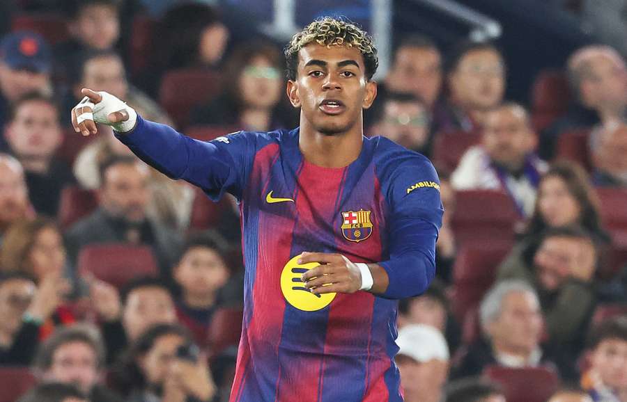 Lamine Yamal gra podczas meczu FC Barcelona z Eintrachtem Frankfurt.