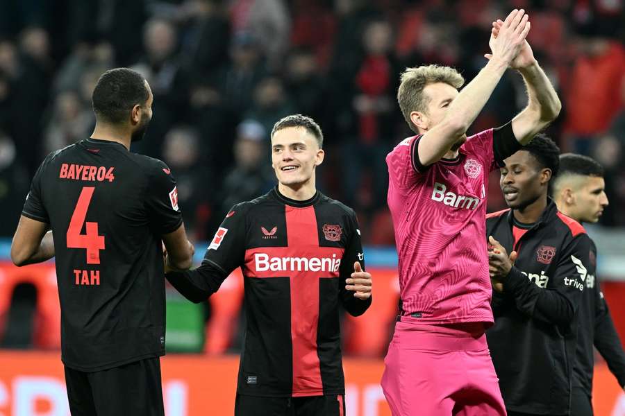 Die Leverkusen-Profis feiern den wichtigen 2:0-Sieg gegen Wolfsburg.