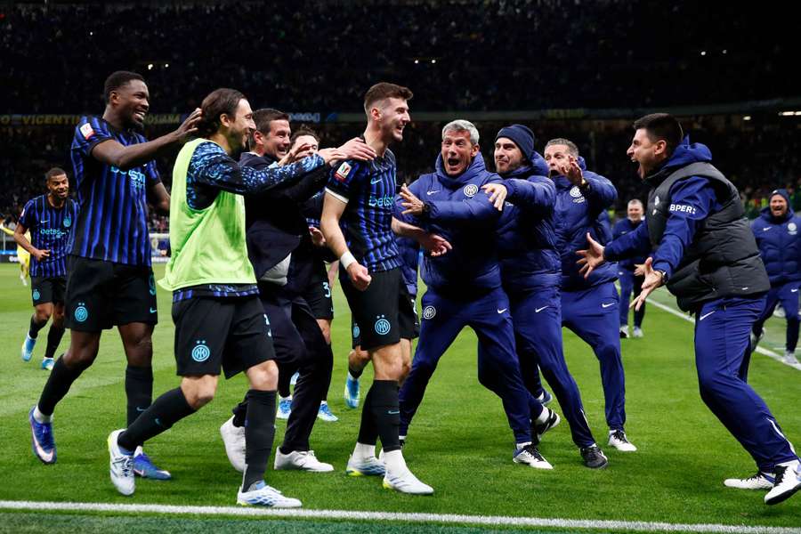 L'esultanza dell'Inter dopo il 3-2