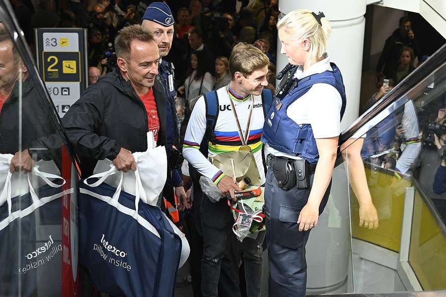 Remco Evenepoel hier à son arrivée à l'aéroport, ici à côté de son père.