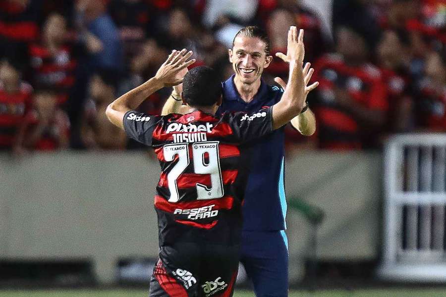 Filipe Luís conta que se emocionou com gol de menino da base em vitória do Flamengo