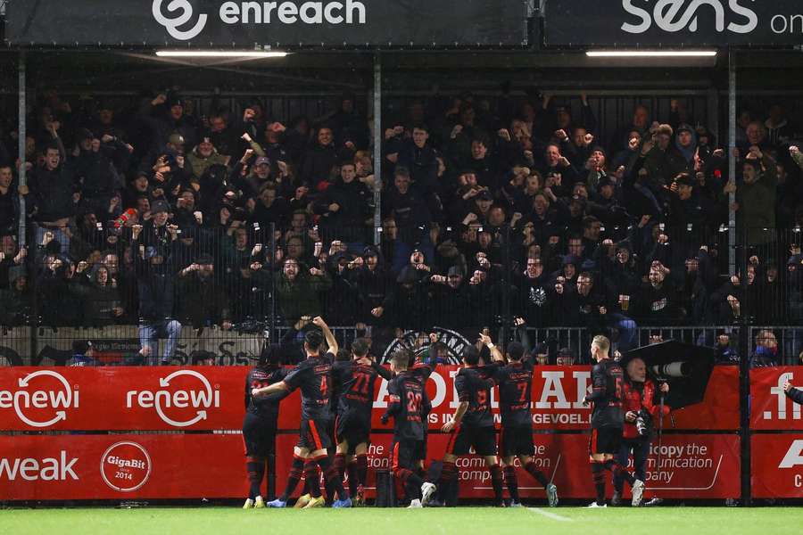 NEC bekert verder na zeer overtuigende overwinning bij Almere City