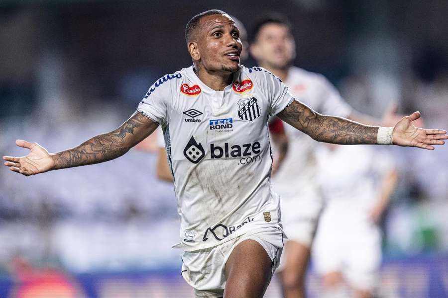 Otero determinou o acesso do Santos com um golaço de falta