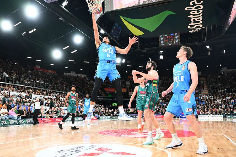 Jesse Edwards drives to the basket to score against Tasmania JackJumpers on the opening night of NBL26. 