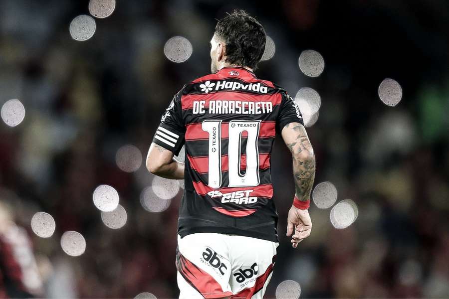 Arrascaeta deu lindo passe para o gol de Plata