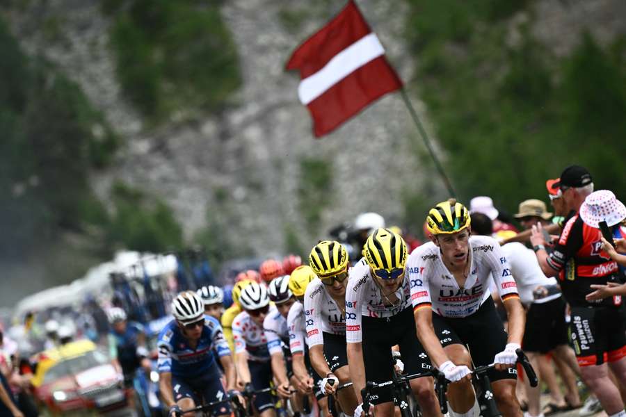 Politt (r.) führt das Peloton über den Cime de la Bonette