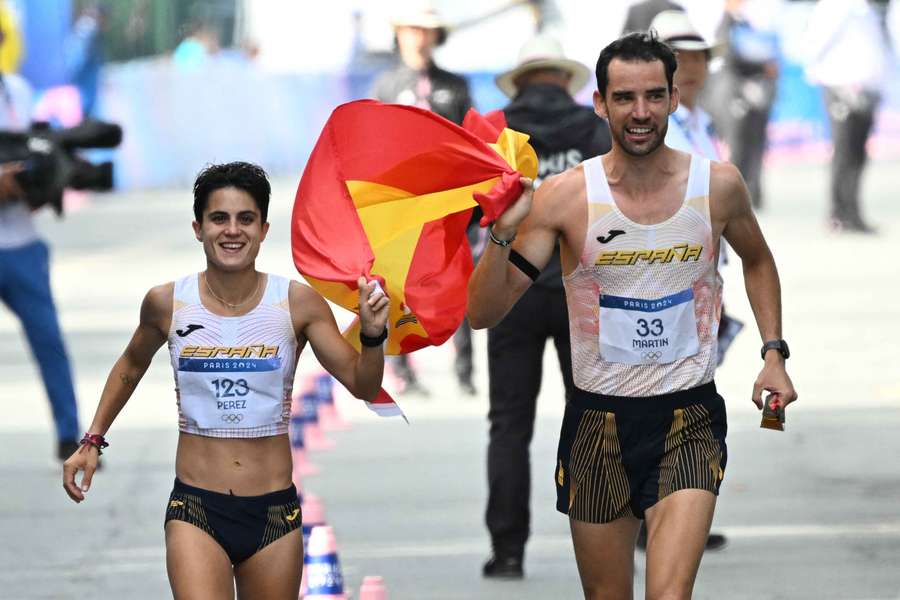 Álvaro Martín, junto a María Pérez, ganando el oro olímpico en relevos mixtos, en la que fue su última carrera