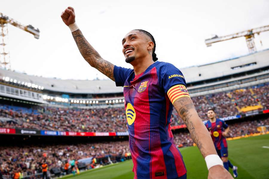 Raphinha marcou três vezes na goleada do Barcelona sobre o Sevilla Raphinha marcou três vezes na goleada do Barcelona sobre o Sevilla