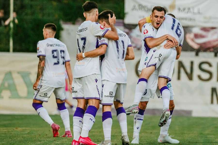 Jucătorii lui FC Argeș se bucură după un gol