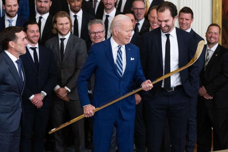 Røndbjergs holdkammerater overrækker Biden en ishockeystav