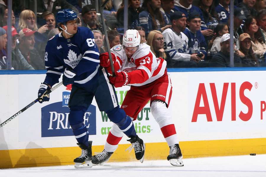 Der deutsche NHL-Nachwuchsstar Moritz Seider (r.) im Check gegen Torontos William Nylander.