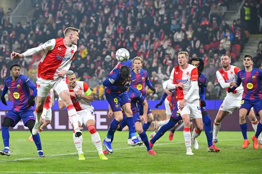 Slavia dala Barceloně dva góly z rohu.