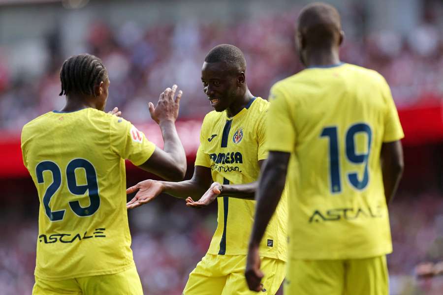 Etta Eyong celebra su gol ante el Arsenal con Pape Gueye