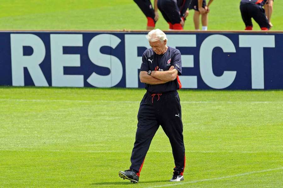 Leo Beenhakker wchodzi na boisko podczas treningu 9 czerwca 2008 r. w Bad Waltersdorf