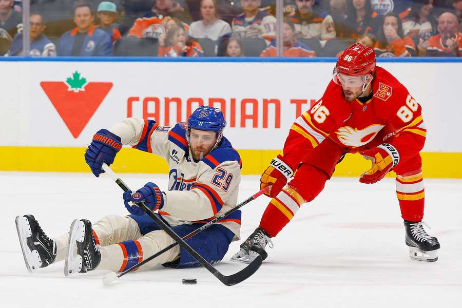 Leon Draisaitl (M.) im Zweikampf mit Joel Farabee Leon Draisaitl (M.) im Zweikampf mit Joel Farabee