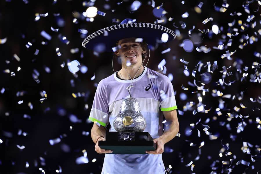 De Minaur met zijn trofee na het winnen van de Telcel Mexican Open