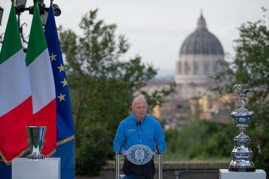 Il CEO del Team Zew Zealand Grant Dalton e il trofeo