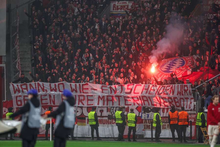 Torțe aprinse în tribuna lui Bayern Munchen 