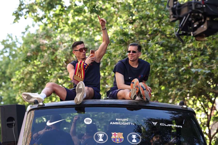 Robert Lewandowski i Wojciech Szczęsny z FC Barcelona świętują z kibicami zdobycie tytułu mistrza LaLiga w sezonie 2025/26, 11 maja 2026 roku.