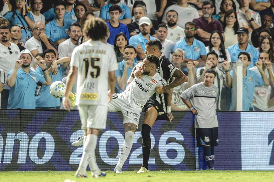 Neymar foi marcado de perto pela defesa do Galo Neymar foi marcado de perto pela defesa do Galo