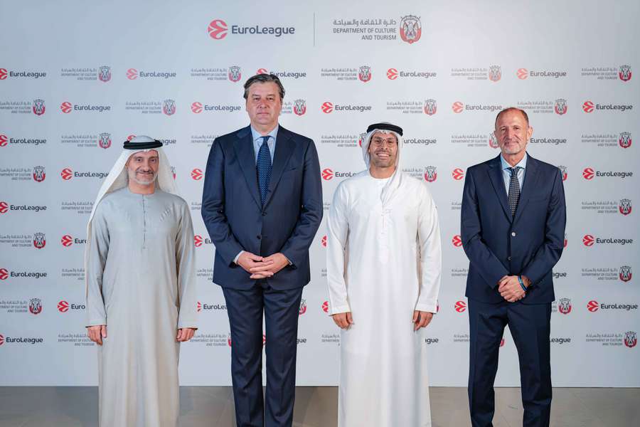 Dejan Bodiroga y Chus Bueno, con autoridades de EAU como Saleh Mohamed Al Geziry, 
